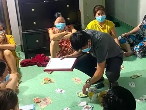 Nữ trưởng phòng công ty bảo hiểm đánh bạc với 9 phụ nữ