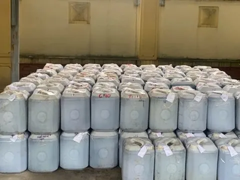 Phát hiện sự thật trong hàng trăm chiếc can nhựa ở Hà Nội
