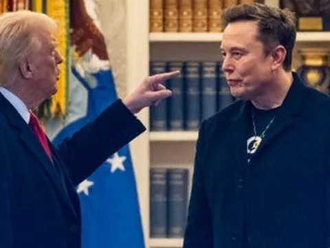 Cổ phiếu Tesla 'cắm đầu' khi ông Donald Trump cà khịa Elon Musk 'nhận nhiều trợ cấp từ chính phủ nhất trong lịch sử, nếu không đã phá sản và về quê'