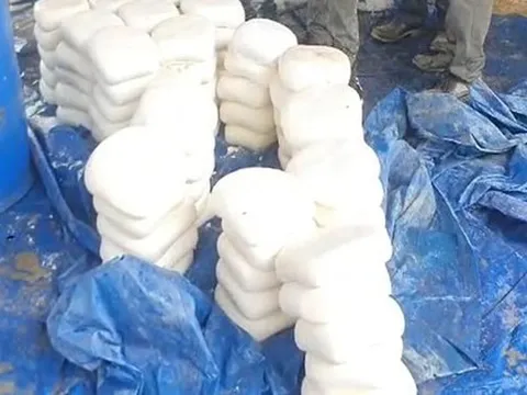Đột kích một cơ sở khả nghi, phanh phui đường dây sản xuất sữa và phô mai giả, tịch thu 6 tấn sản phẩm pha hóa chất