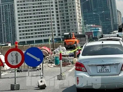 Hàng rào thi công chậm tiến độ gây ùn tắc kéo dài ở đường Vành đai 3