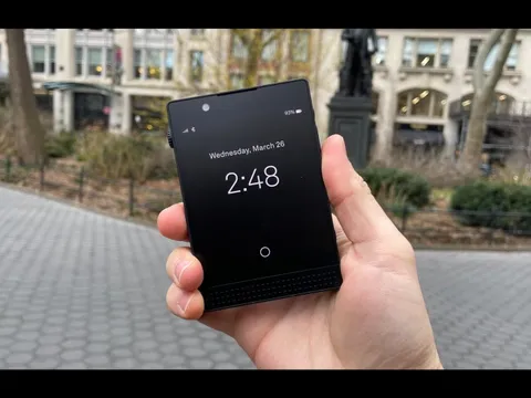 Tôi đã bỏ iPhone để dùng mẫu điện thoại "cục gạch" có giá tận 20 triệu này: Cảm giác thật khó tả