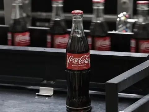 Coca-Cola cam kết dùng đường mía để "nước Mỹ khỏe mạnh trở lại"