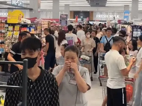 Khung cảnh siêu thị, chợ trước khi bão WIPHA đổ bộ, netizen chia sẻ kinh nghiệm bảo quản thực phẩm