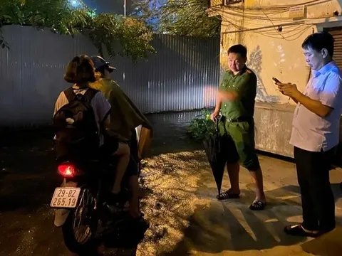 Di dời gấp nhiều hộ dân khỏi khu tập thể nguy hiểm bậc nhất Hà Nội trước khi bão về