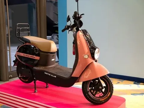 Xe máy điện giá mềm ở VN: Có xe vừa đi vừa sạc, xe VinFast giá chỉ 12 triệu, xe Honda không cần mua pin