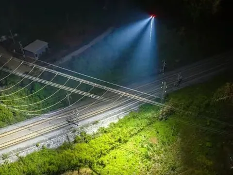 Kỳ lạ máy bay không người lái hoạt động xuyên đêm ở một công trường ở Trung Quốc: Chuyện gì đang xảy ra?