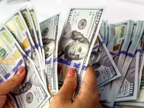 Giá USD lần đầu tiên vượt 27.000 đồng/USD