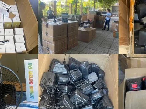 Đột xuất kiểm tra một xe tải khả nghi, lực lượng chức năng phát hiện 1.800 sản phẩm sạc điện, quạt tích điện Trung Quốc nhập lậu
