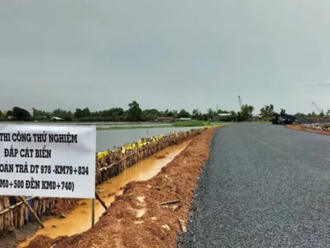 Bộ trưởng Xây dựng cảnh báo việc dùng cát biển để làm đường, xây nhà