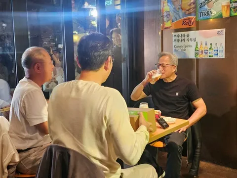 Đây là cách CEO công ty 5.000 tỷ USD bán hàng: Uống bia, ăn gà rán với Chủ tịch Samsung, Jensen Huang lập tức chốt xong đơn 50.000 GPU