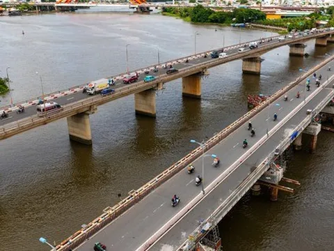 Một tháng thần tốc: Cầu 11.000 tấn được nâng lên 1,08m nhờ 100 "người khổng lồ thép" làm chủ công nghệ phức tạp, tạo kỳ tích chưa từng có tiền lệ ở Việt Nam