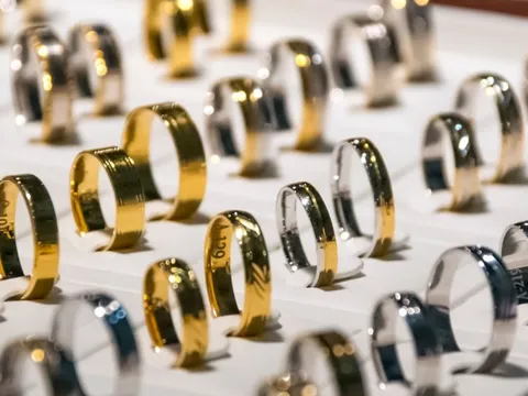 Giá vàng hôm nay 4/12: Vàng SJC neo cao, vàng thế giới đứng trước "ngã ba đường"