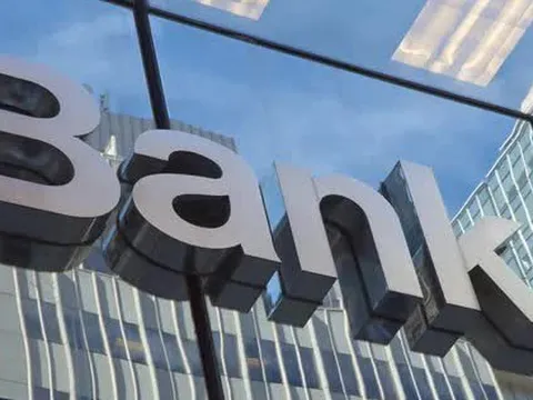 Ngày 16/12, loạt cổ phiếu ngân hàng tăng mạnh: Một mã tím trần trước thềm lăn chốt cổ tức, EIB và TCB gây chú ý