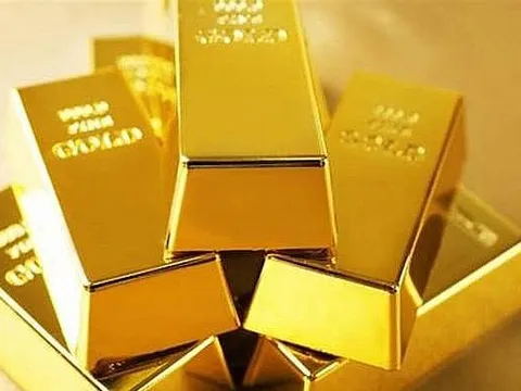 Giá vàng tăng cao, cửa hàng vàng vẫn đông nghẹt người chờ