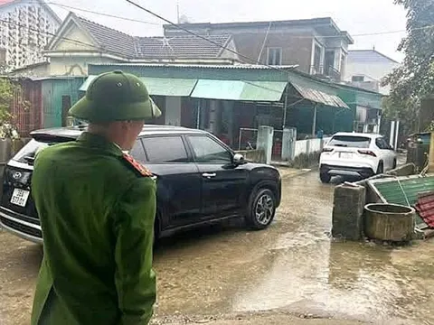 Công an làm việc với tài xế đỗ ô tô 'khoá đuôi', còn thách thức 'đỗ đến mai'