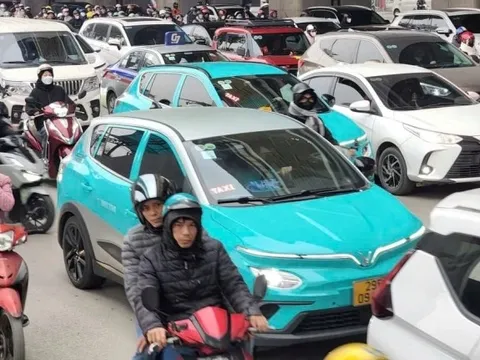 Doanh nghiệp và tài xế chạy taxi xăng tại Hà Nội lưu ý: Cơ chế hỗ trợ lãi suất, giảm lệ phí khi chuyển sang xe điện