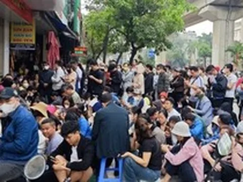 Cửa hàng vàng Bảo Tín Mạnh Hải ken đặc người xếp hàng từ 4 - 5h sáng sau loạt tin nhắn bất ngờ
