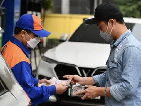 Tối 11/3, giá xăng dầu giảm mạnh, RON95 hạ gần 4.000 đồng/lít