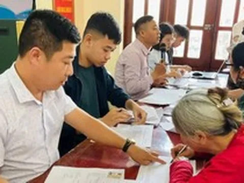 Người dân nhận tiền đền bù tại dự án khu công nghiệp gần 240ha do Vingroup đầu tư