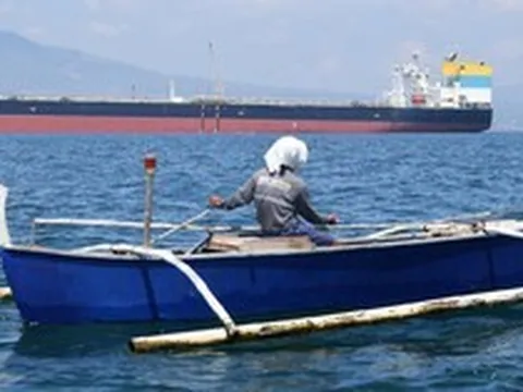 Chỉ còn xăng đủ dùng trong 45 ngày, quốc gia láng giềng Việt Nam lập tức tìm đến 'cứu tinh' Nga, nhập khẩu gần 2,5 triệu thùng dầu