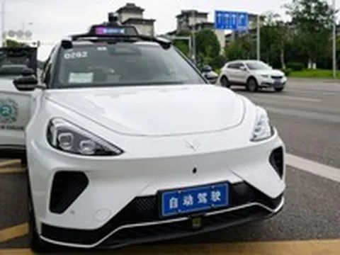 Hơn 100 taxi tự lái đột ngột dừng lại giữa đường phố Trung Quốc, hành khách hoang mang buộc phải kích hoạt SOS tìm đường thoát