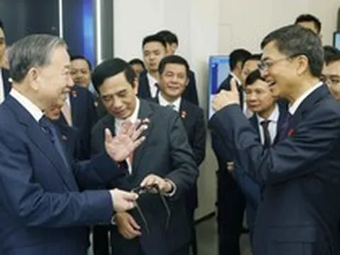 Tổng Bí thư, Chủ tịch nước trải nghiệm sản phẩm ứng dụng AI ở biểu tượng của “Con đường tơ lụa số” TQ