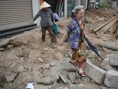 Người Hà Nội dò dẫm tìm lối đi qua công trường mở rộng đường gần 400 tỷ