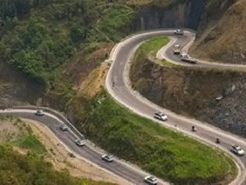 Cảnh sắc ấn tượng những khúc cua như dải lụa trên 'Con đường Hạnh phúc'