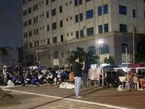 Cảnh xuyên đêm xếp hàng 'giành suất mua' NƠXH giá 1 tỷ đồng tại Hà Nội