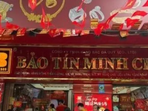 Giá lao dốc mạnh, người giữ vàng 'đứng ngồi không yên'