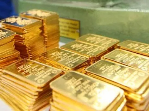 Giá vàng chiều nay (29/4): Giá vàng trong nước tụt dốc không phanh, người mua xếp hàng nườm nượp