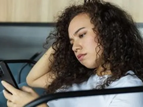 "Chồng tôi bị AI bỏ bùa": Lời tự sự cay đắng của những người phụ nữ bị bỏ lại phía sau cuộc đua công nghệ
