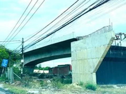 Cắm biển báo công trường thi công nhưng 2 năm trời không thấy bóng công nhân
