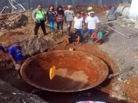 Đào móng xây nhà, người dân phát hiện vật nặng 1 tấn màu vàng lạ, chuyên gia xác nhận báu vật hiếm có, công nghệ cao vào cuộc
