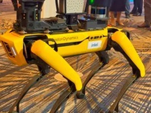 Chó robot tại nhà máy Intel Việt Nam đi tuần, kiểm tra rò rỉ khí gas, nhiệt độ, áp suất