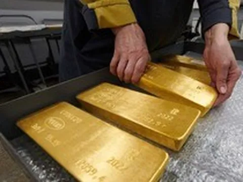 Ai đã bán 200.000 ounce vàng 1 tháng qua?