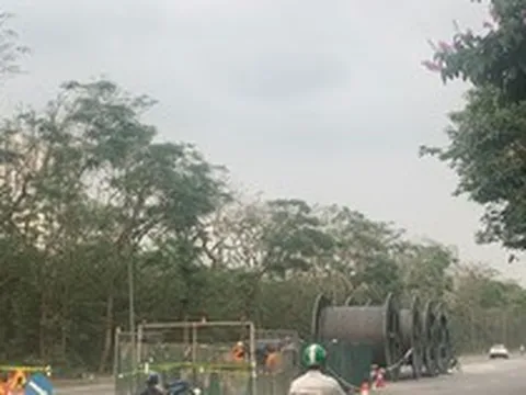 Rào chắn nhiều đoạn trên Đại lộ Thăng Long để thi công nút giao Vành đai 3,5