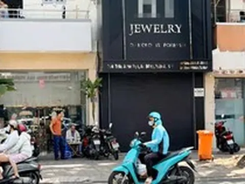 Hàng loạt cửa hàng kim cương đóng cửa: Bỏ ngỏ quyền lợi khách hàng