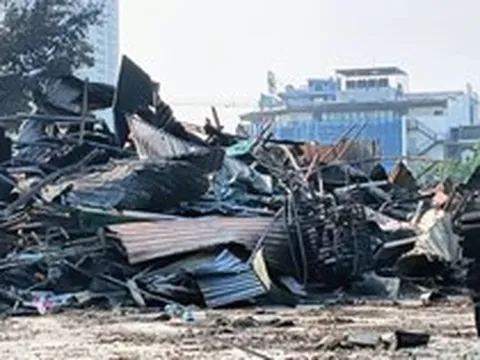 Hiện trường tan hoang sau vụ cháy dãy nhà hàng, kho xưởng ở Hà Nội