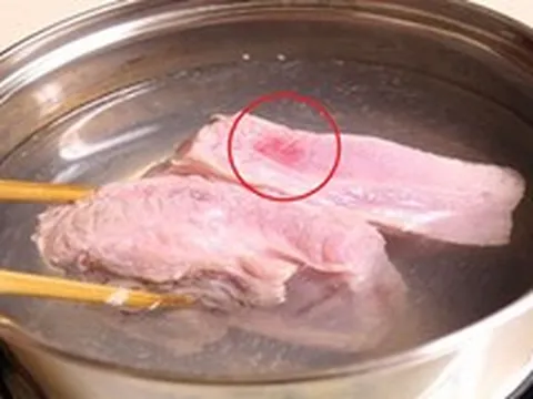 Luộc thịt mãi vẫn hồng, có phải nguồn nước bẩn? Chuyên gia nói điều ít người biết
