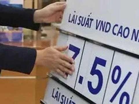 Lãi suất huy động leo thang, ngân hàng chịu sức ép kép