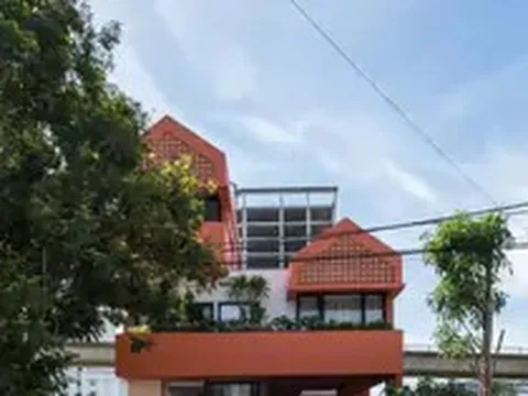 Ngôi nhà có mặt tiền tông màu đỏ đất nổi bật giữa khu phố