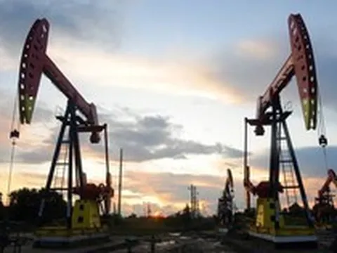 Giá dầu lại tăng thốc trong nghi ngờ