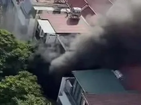 Cháy nhà liền kề tại khu đô thị Phùng Khoang, khói đen cuồn cuộn