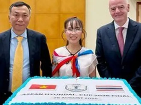 Khung hình quyền lực: Chủ tịch FIFA, tỷ phú Nguyễn Thị Phương Thảo và Chủ tịch Liên Đoàn bóng đá Việt Nam cùng làm một việc