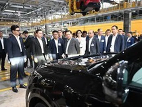 Tổng thống Myanmar thăm nhà máy VinFast, con trai ông Phạm Nhật Vượng trực tiếp giới thiệu dây chuyền xe điện