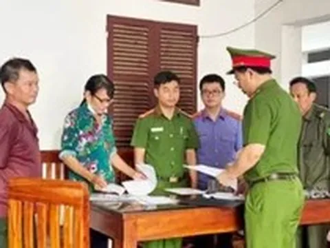 Khởi tố nguyên bí thư và trưởng thôn bán đất trái thẩm quyền