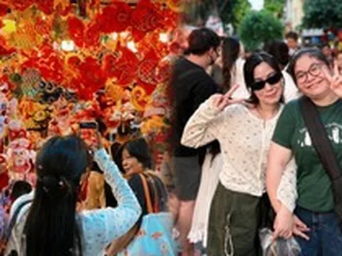 Phố Hàng Mã trước thềm Trung thu: Đèn ông sao, đầu lân phủ kín, người lớn chen chân đưa trẻ đi chơi