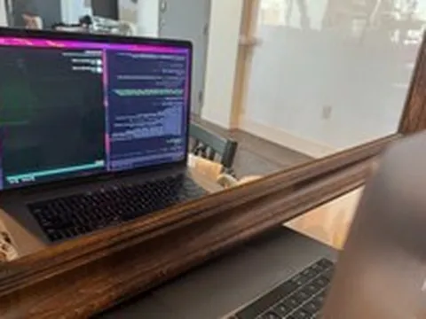 Chiếc MacBook cũ tự soi gương, dùng AI để sửa driver đồ họa cho chính mình